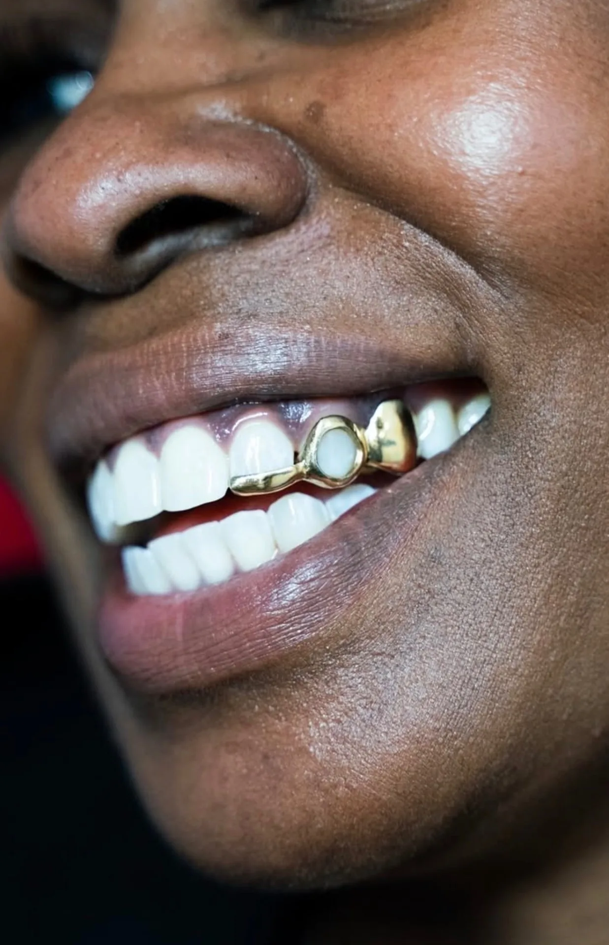 Grillz dentaire or Paris Grillz dentaire or sourire pose professionnelle Paris Showtime Tattoo Châtelet