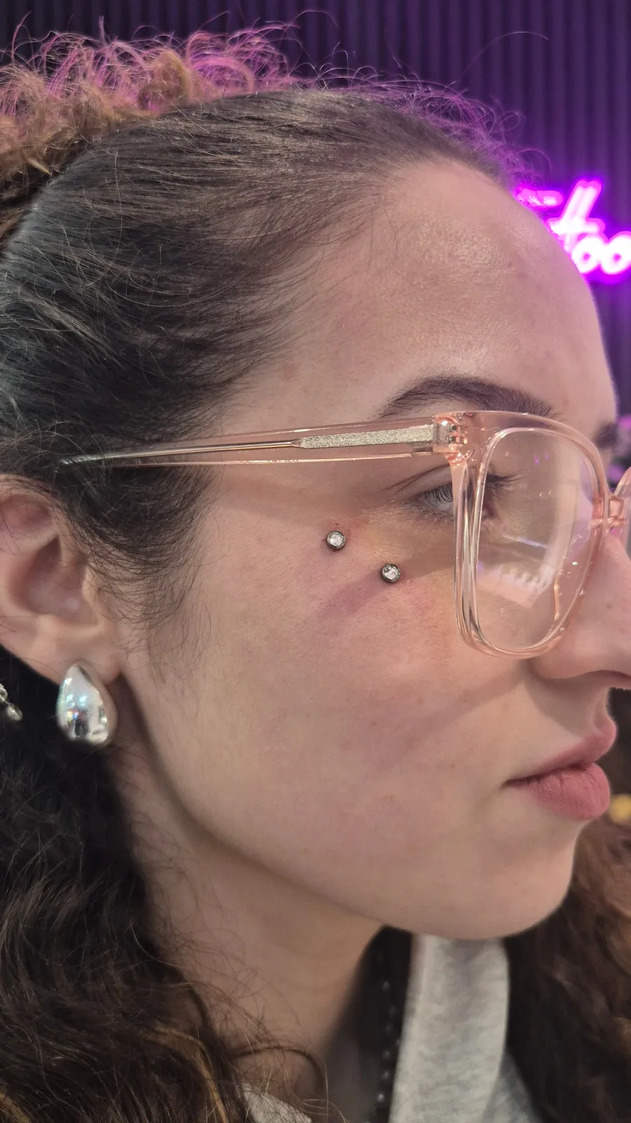 Anti-eyebrow titane Piercing anti-eyebrow titane visage Paris – Showtime Tattoo