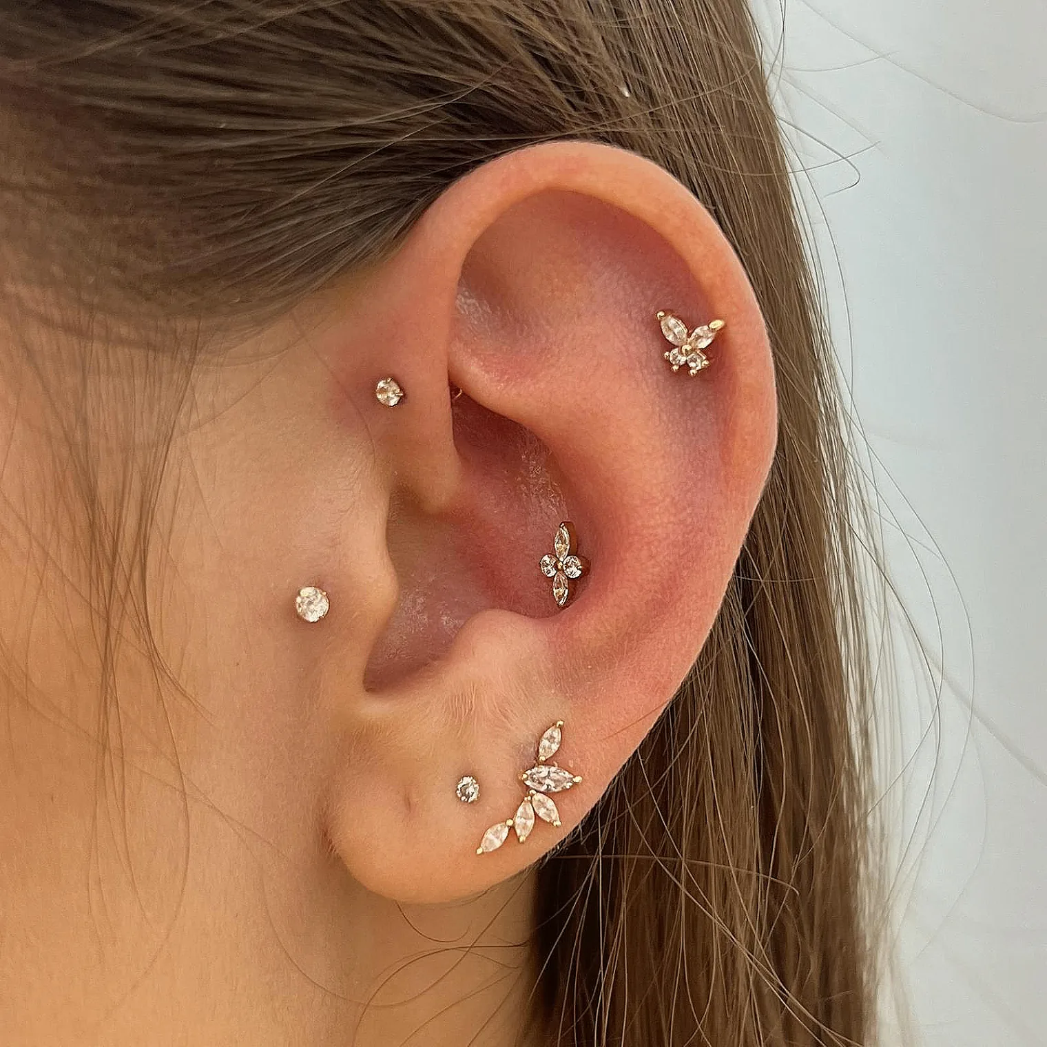 Composition lobe et conch or Piercing lobe composition or fleur oreille Paris – Showtime Tattoo
