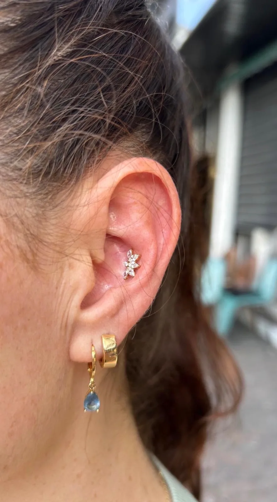 Piercing conch oreille avec diamant réalisé chez Showtime Tattoo Paris Châtelet