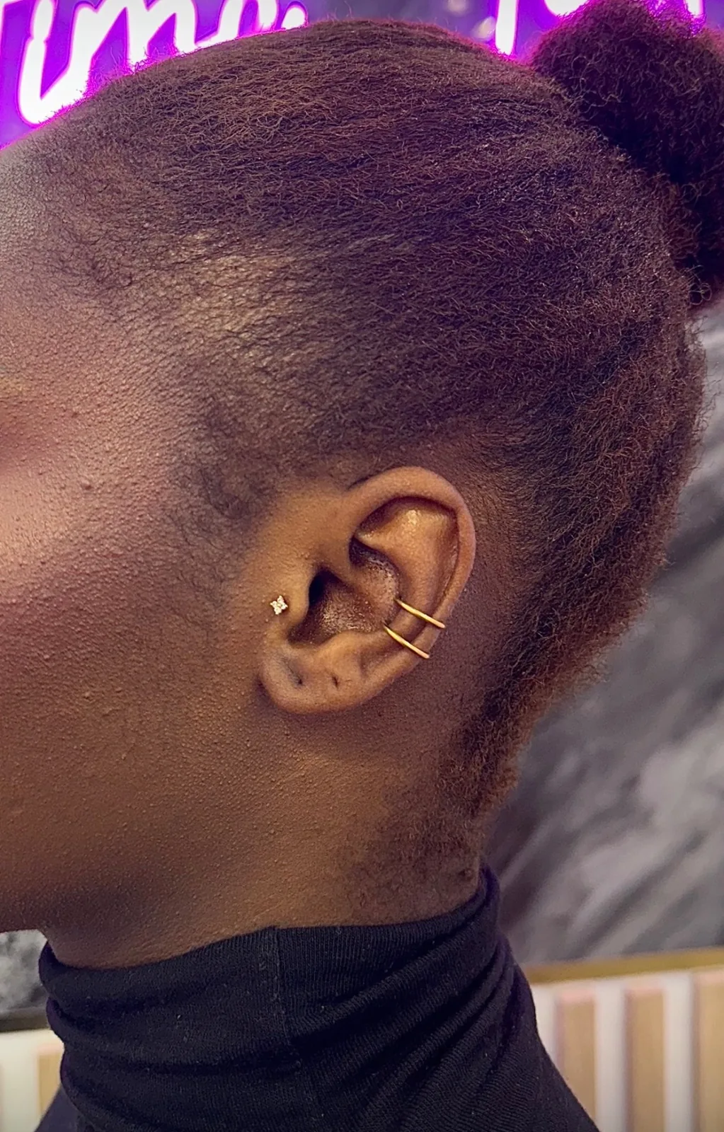 Piercing conch double anneau or oreille Paris Showtime Tattoo