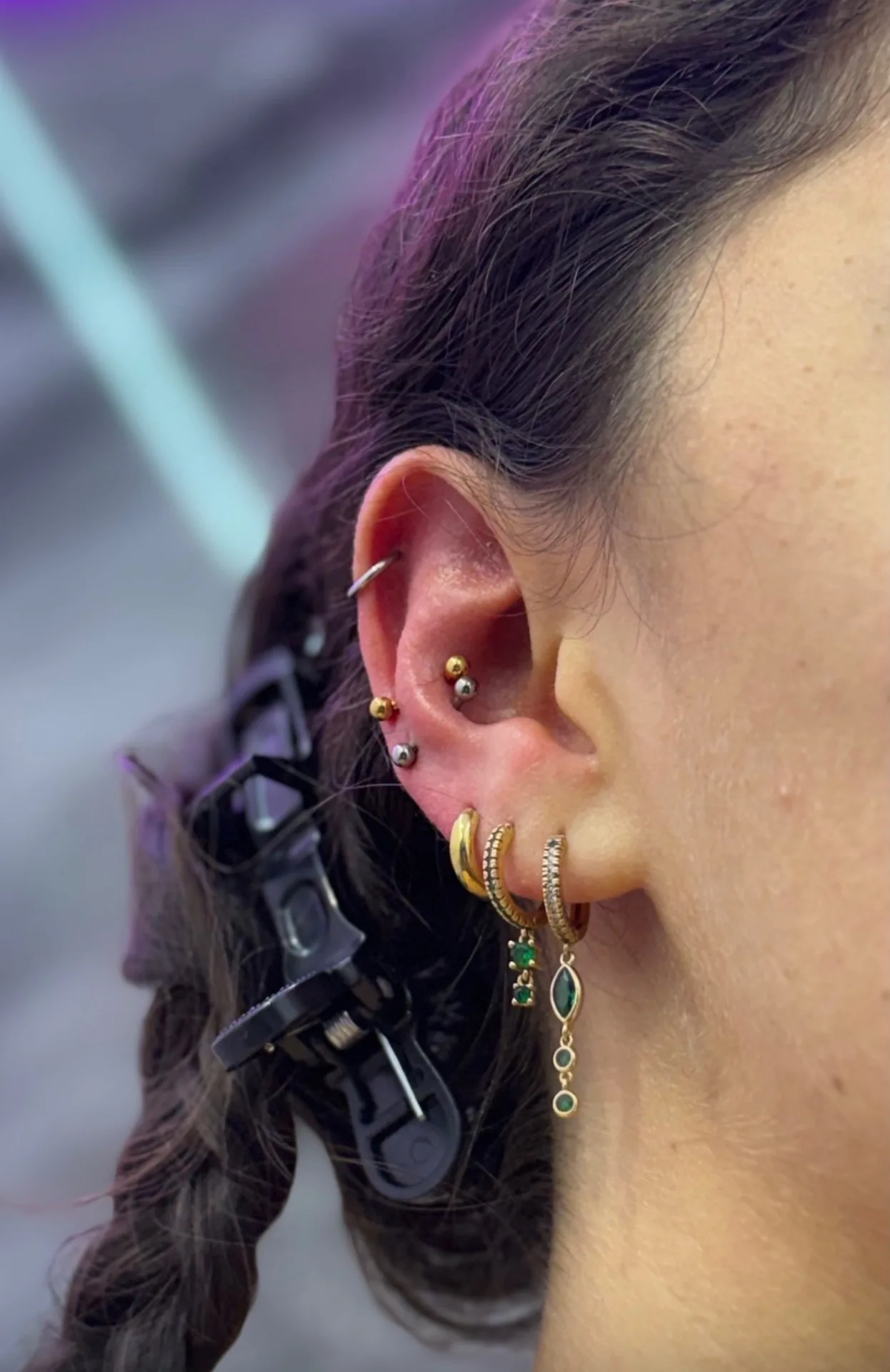 Piercing conch émeraude or oreille Paris Showtime Tattoo