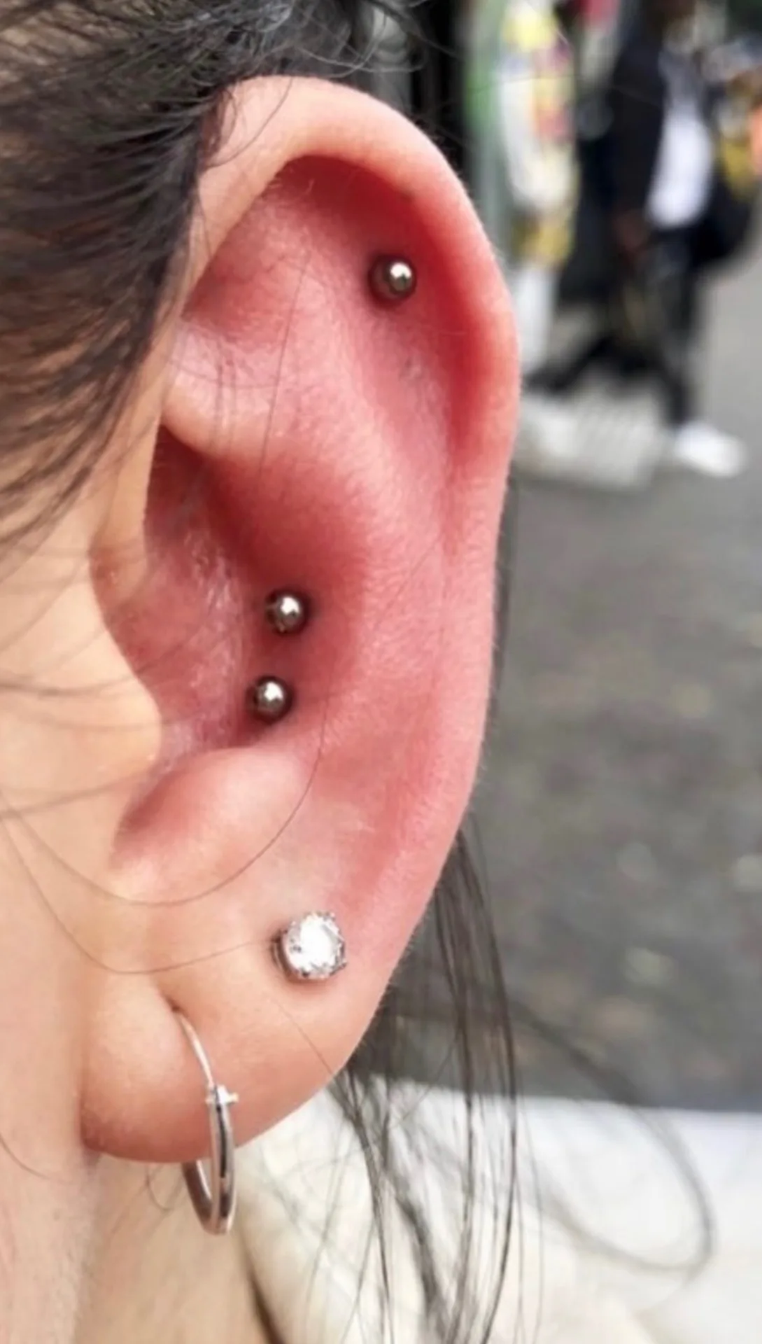 Piercing conch triple boule titane oreille Paris Showtime Tattoo