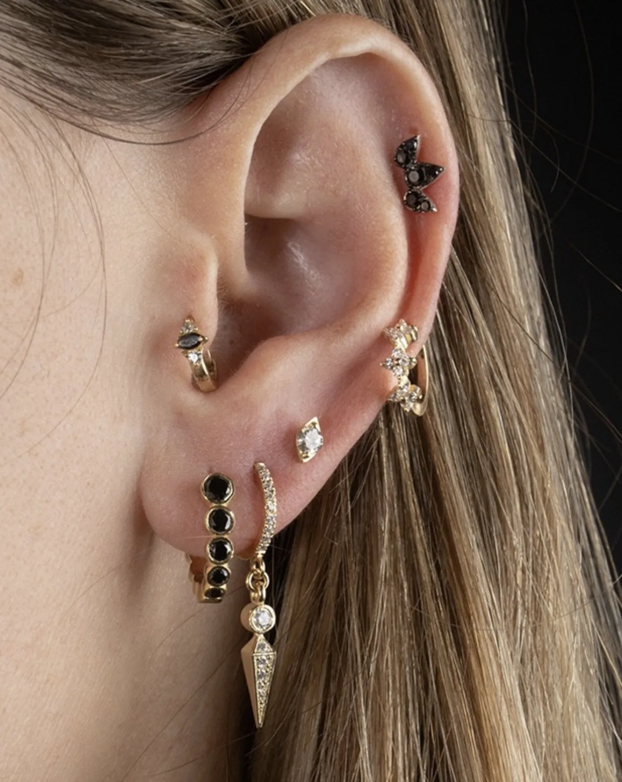 Composition lobe et helix Piercing lobe helix composition or noir oreille Paris – Showtime Tattoo