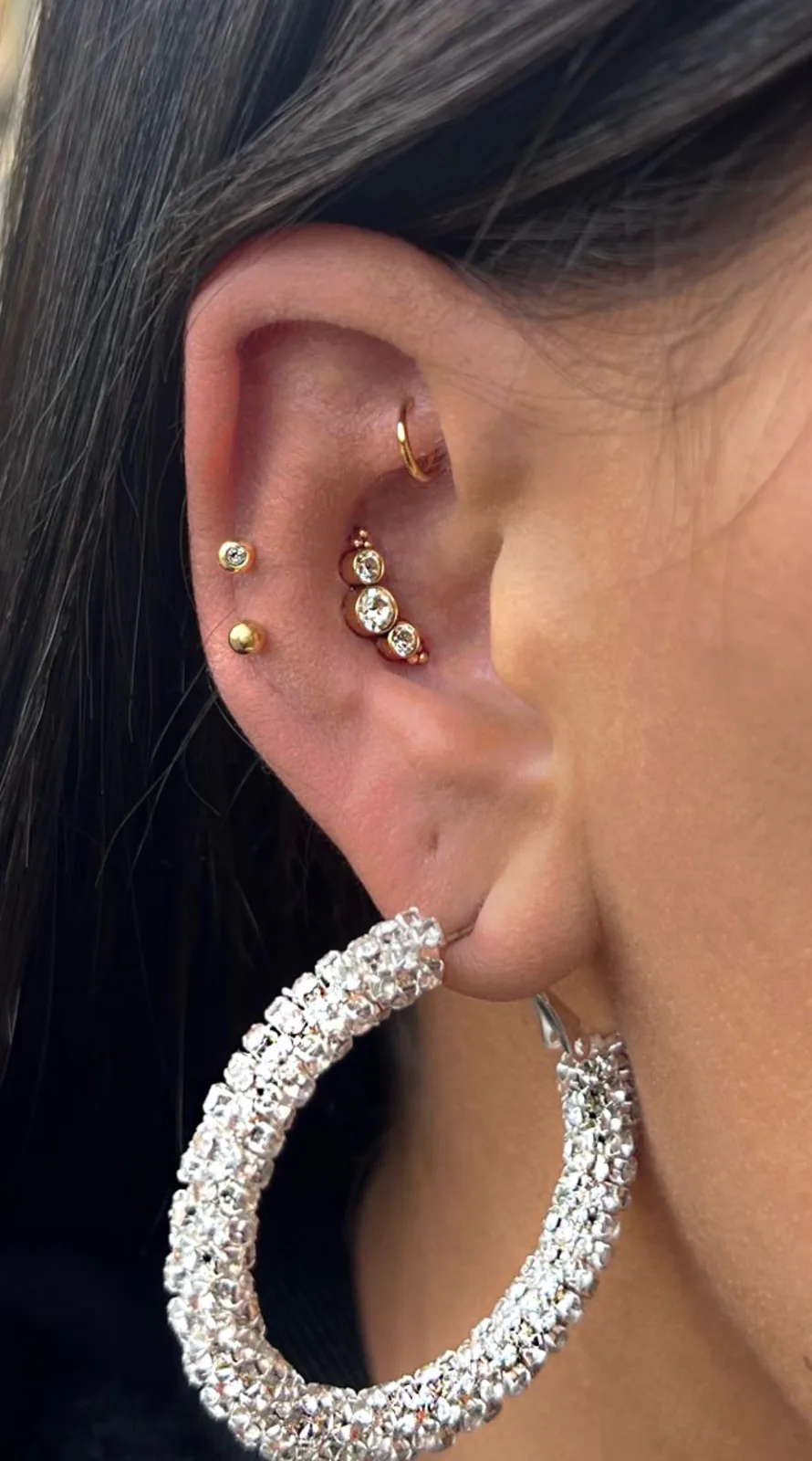 Piercing rook Paris – Showtime Tattoo Piercing rook cristal oreille réalisé à Paris – Showtime Tattoo