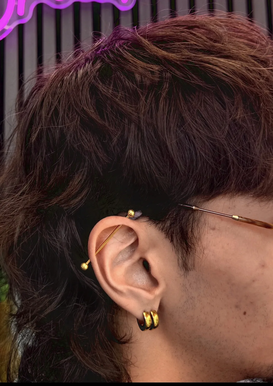 Industrial doré homme Piercing industrial doré homme oreille Paris – Showtime Tattoo