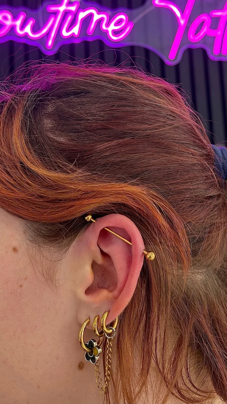 Piercing industrial doré oreille réalisé au studio Showtime Tattoo Paris Châtelet