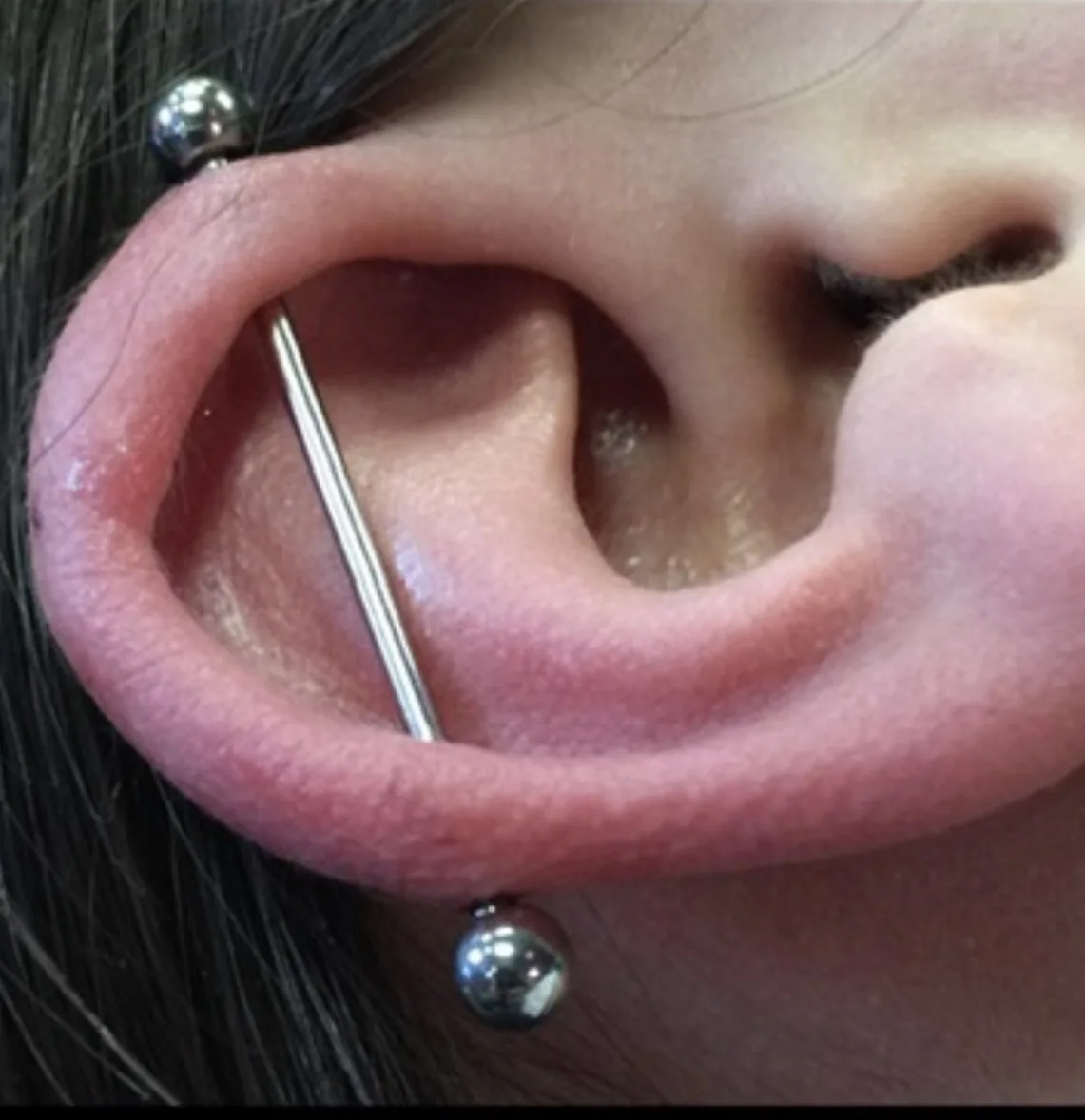 Industrial gros plan Piercing cartilage industriel gros plan titane Paris – Showtime Tattoo