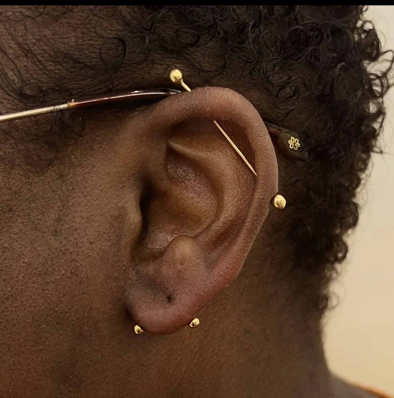 Piercing lobe et industrial or Piercing lobe or avec industrial oreille Paris – Showtime Tattoo