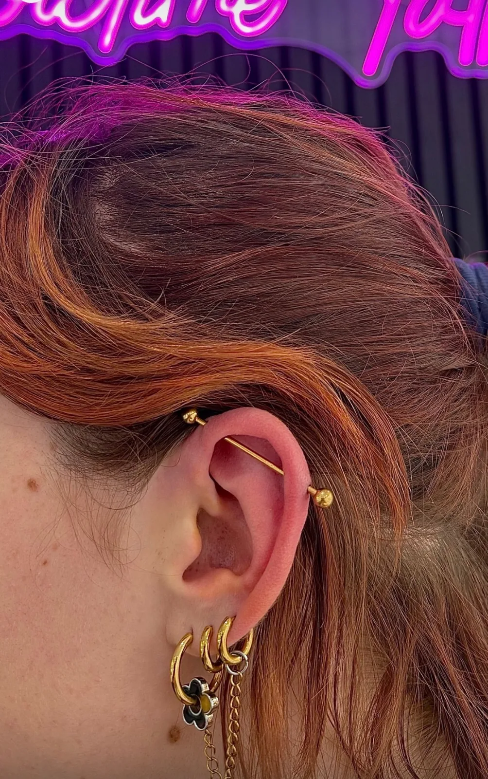 Industrial doré studio Piercing industriel or néon Paris – Showtime Tattoo