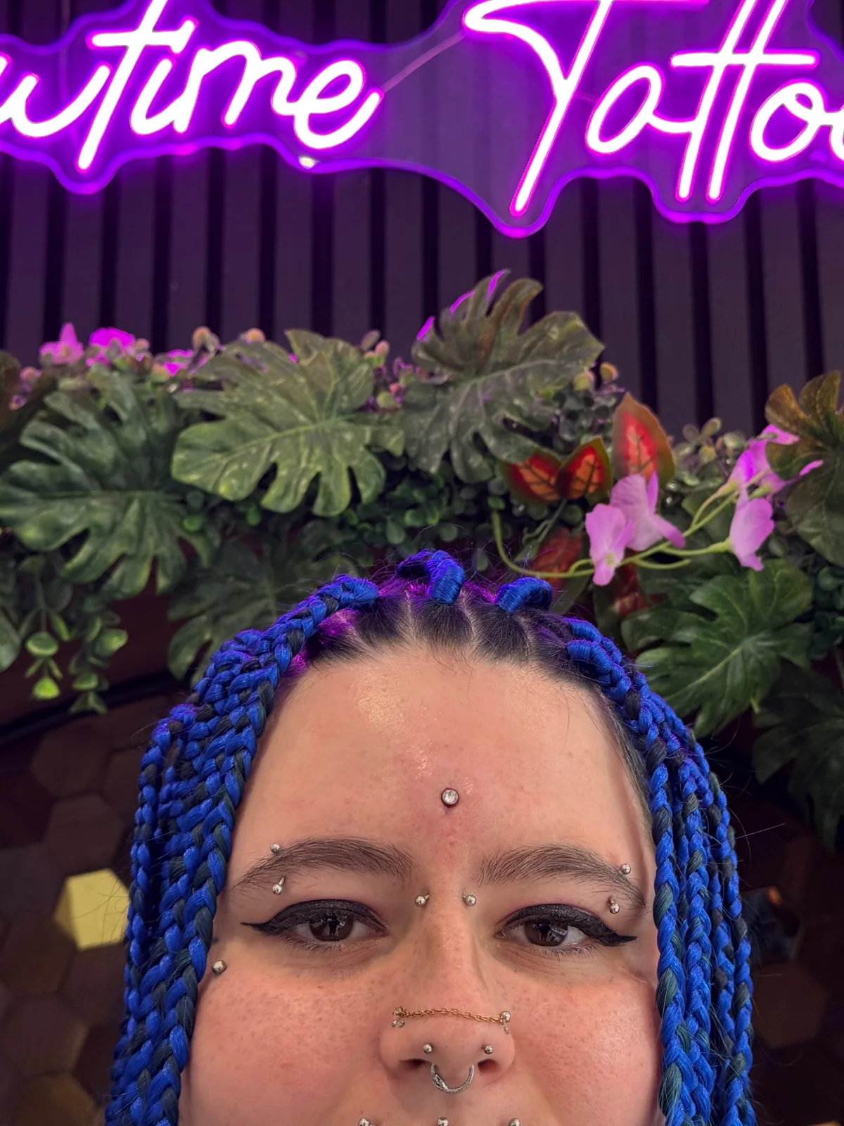 Piercing labret et microdermal Piercing labret microdermal visage studio Paris – Showtime Tattoo