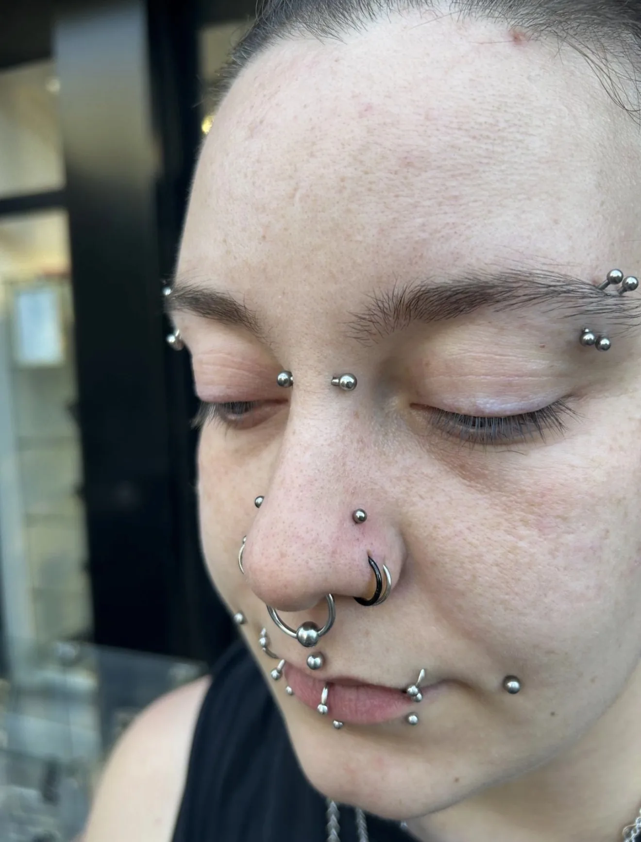 Bridge & piercings multiples Piercing bridge et multiples visage titane Paris – Showtime Tattoo