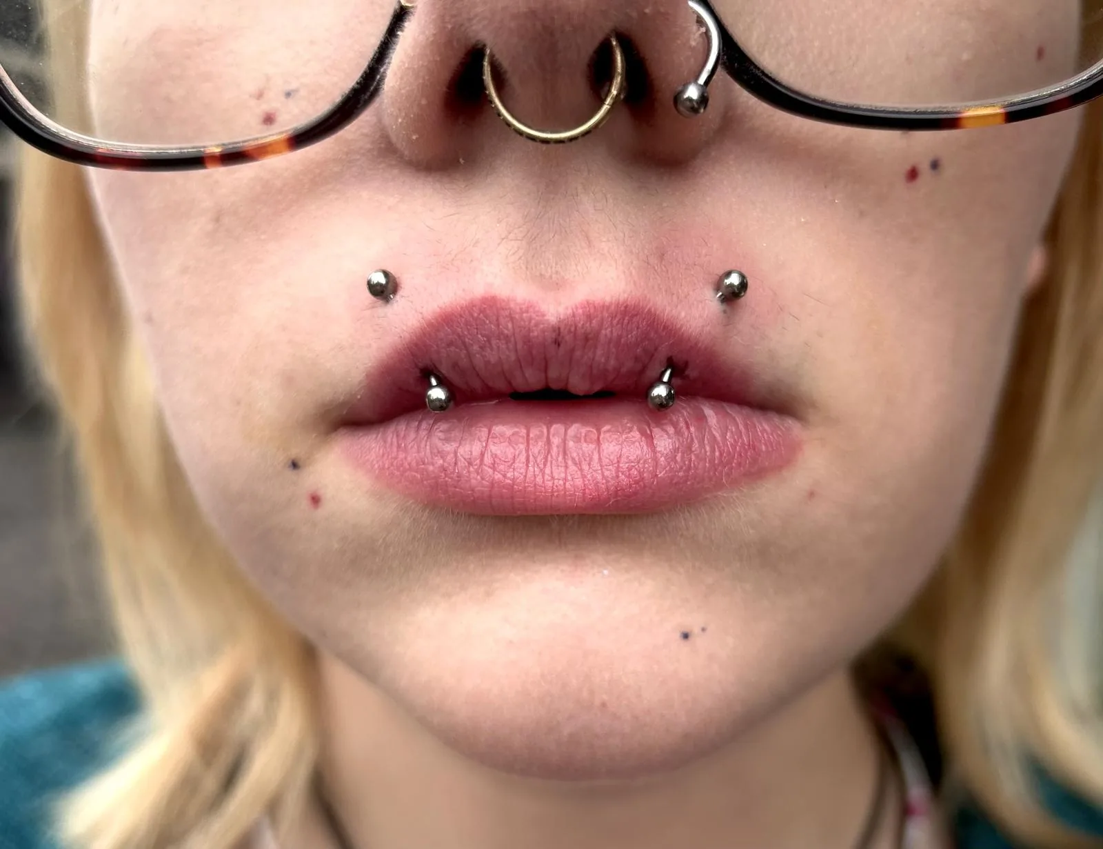 Piercing labret et dahlia Piercing labret dahlia septum Paris – Showtime Tattoo