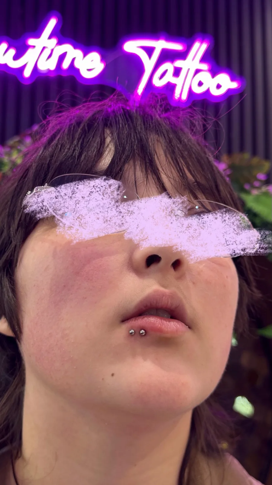 Piercing lèvre snake bites réalisé chez Showtime Tattoo Paris professionnel