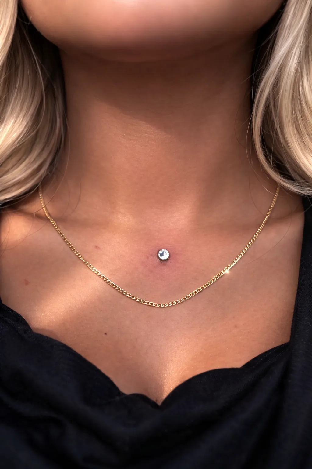 Piercing microdermal cou cristal Paris Showtime Tattoo