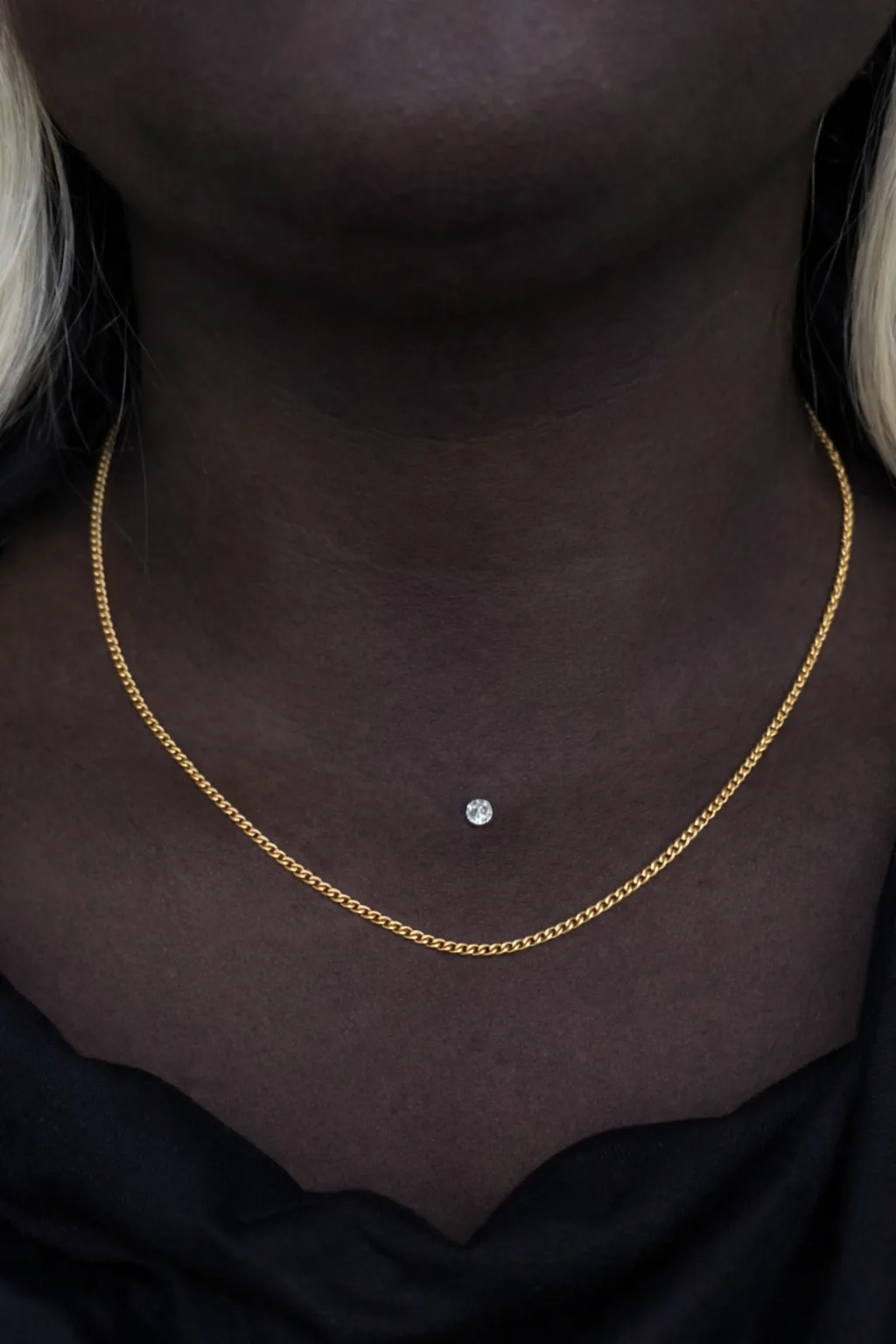 Piercing microdermal décolleté cristal Paris Showtime Tattoo