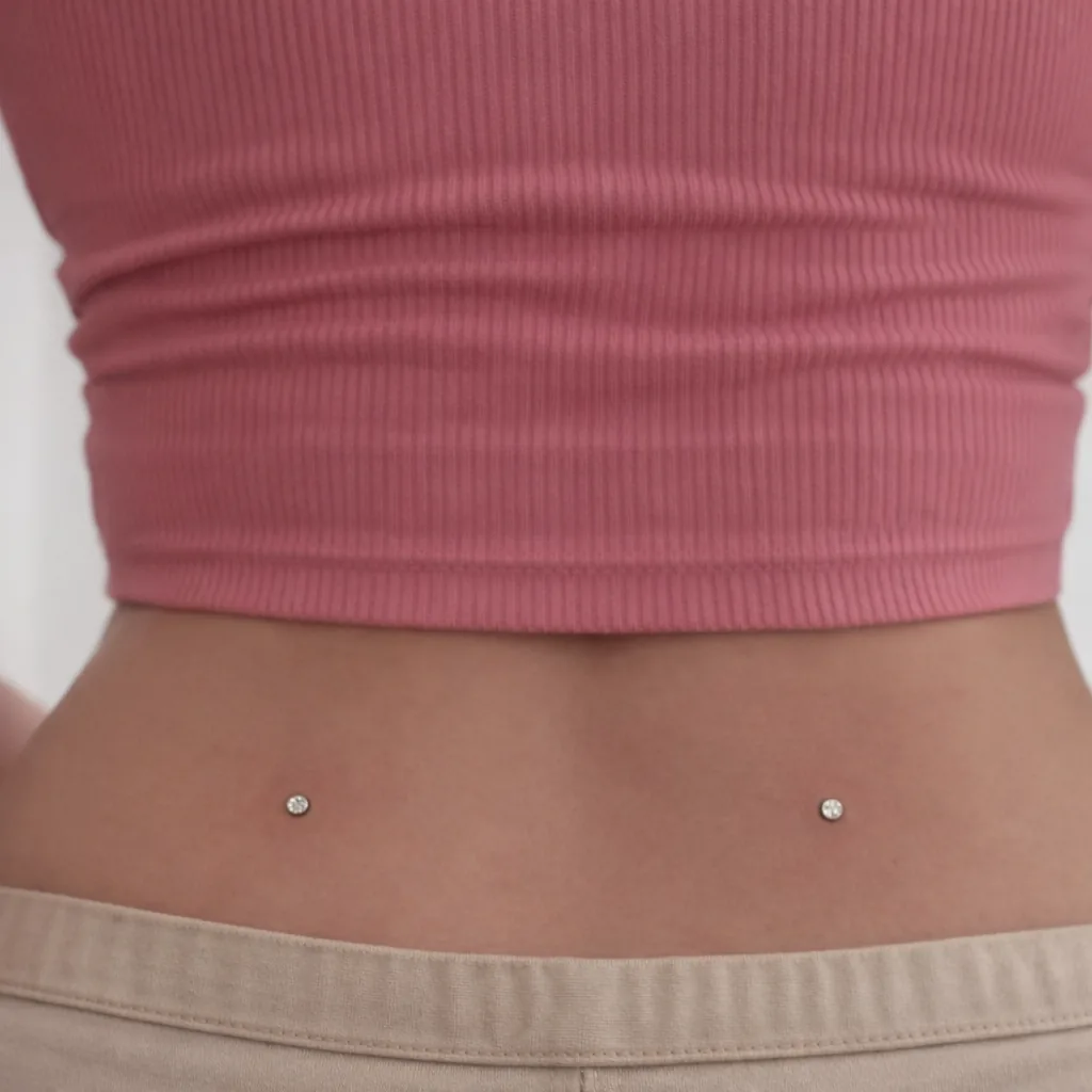 Piercing microdermal ventre titane Paris Showtime Tattoo
