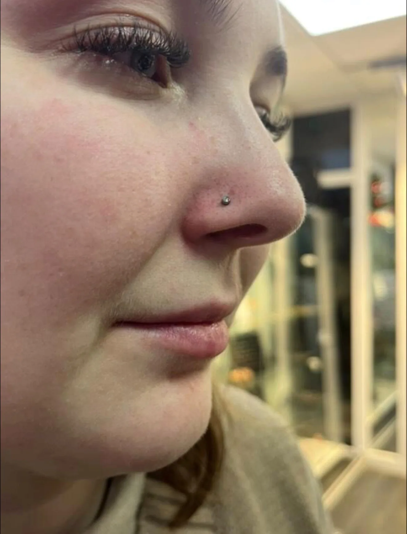 Nostril boule titane Piercing nostril boule titane profil Paris – Showtime Tattoo