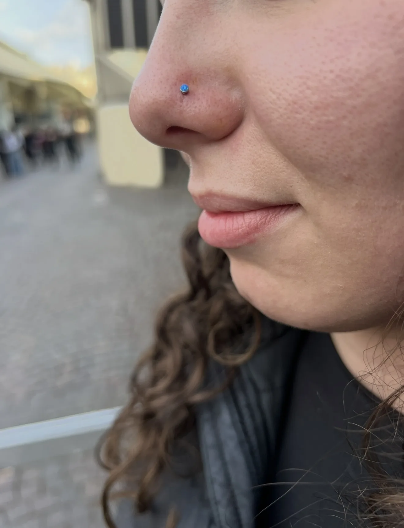 Nostril opale bleue Piercing nostril opale bleue profil Paris – Showtime Tattoo