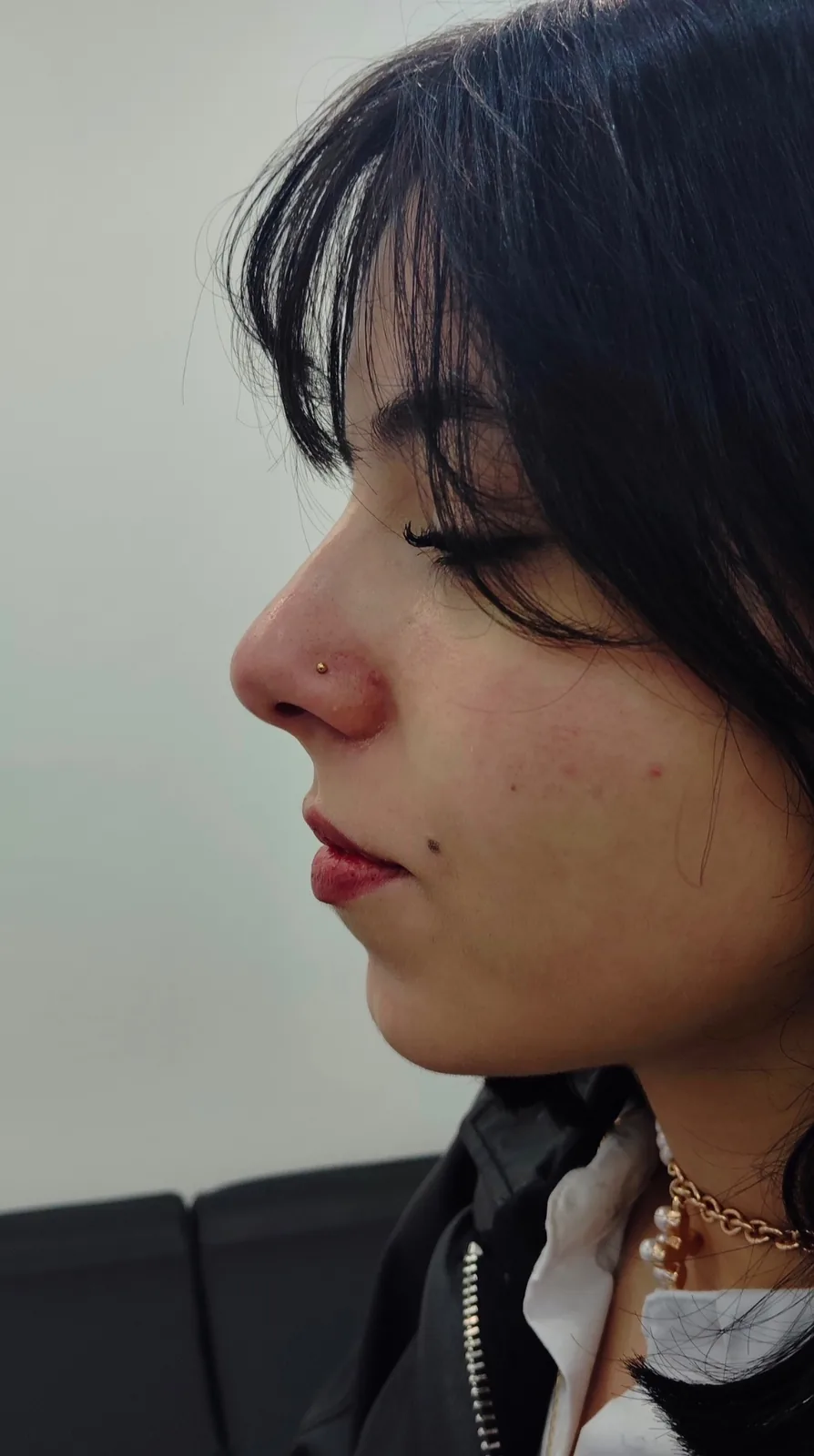 Nostril or femme Piercing nostril or profil femme Paris – Showtime Tattoo