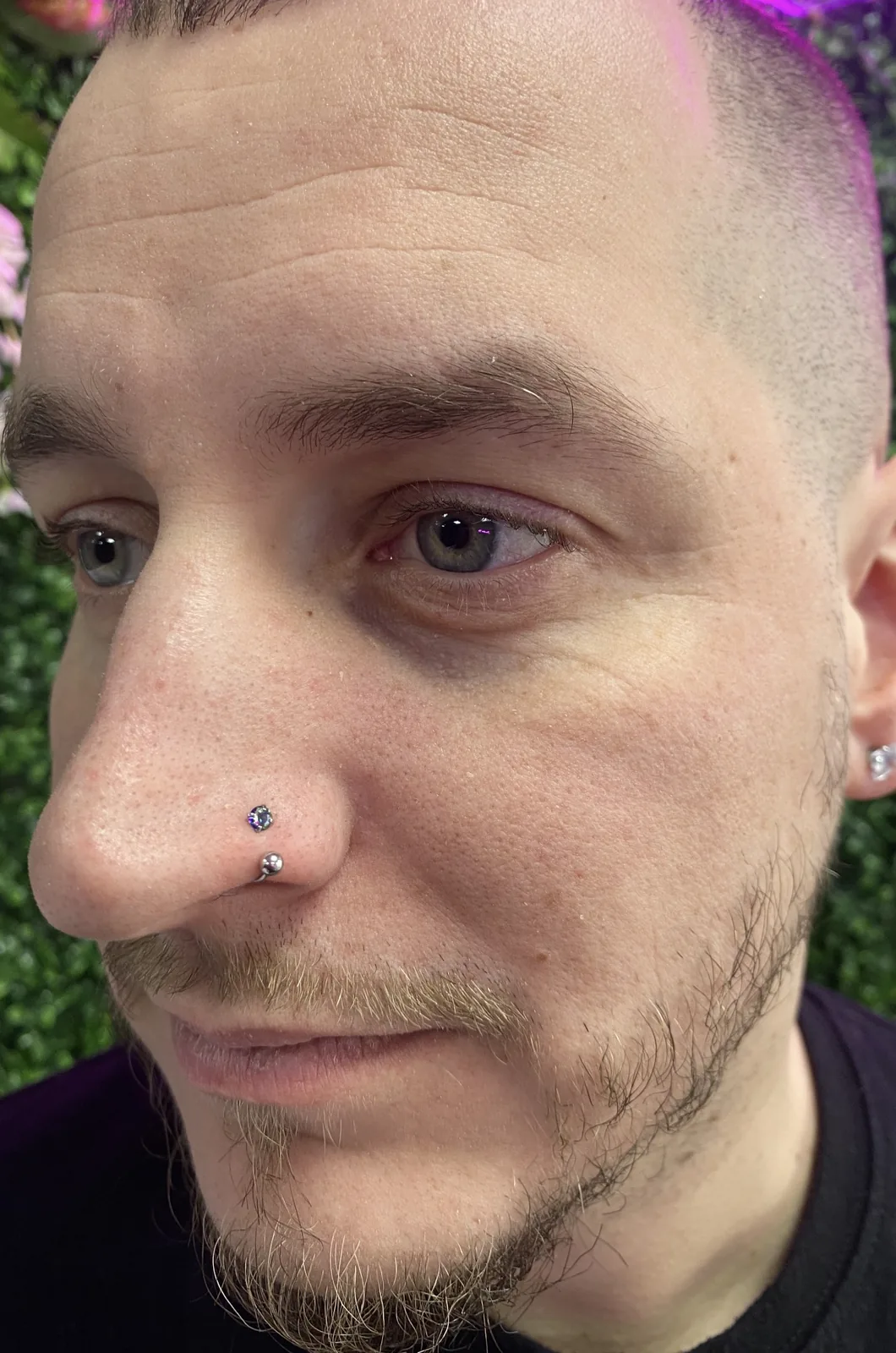 Piercing nez septum titane professionnel réalisé chez Showtime Tattoo Paris Châtelet