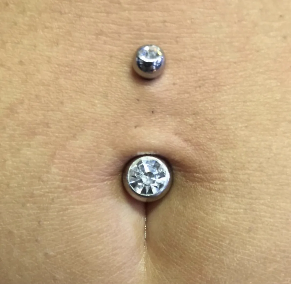 Nombril double cristal Piercing nombril double cristal titane Paris – Showtime Tattoo