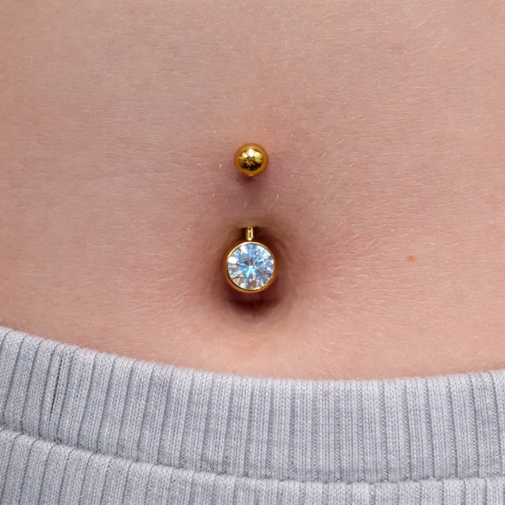 Nombril diamant bleu Belly button piercing diamant bleu Paris – Showtime Tattoo