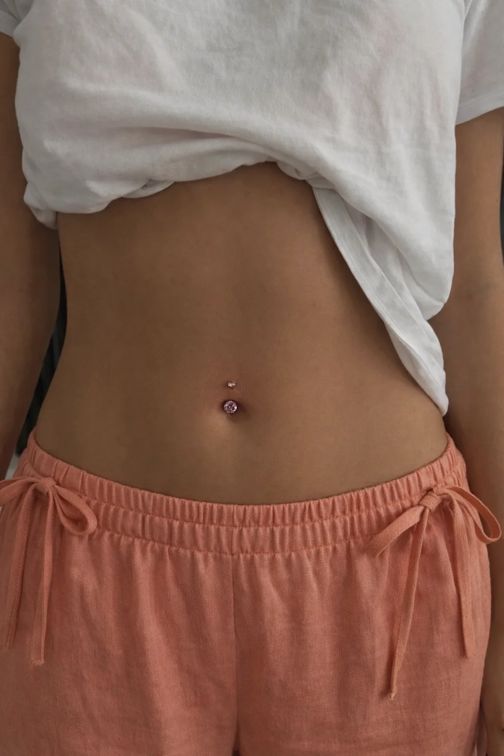 Nombril rose discret Piercing nombril rose discret Paris – Showtime Tattoo