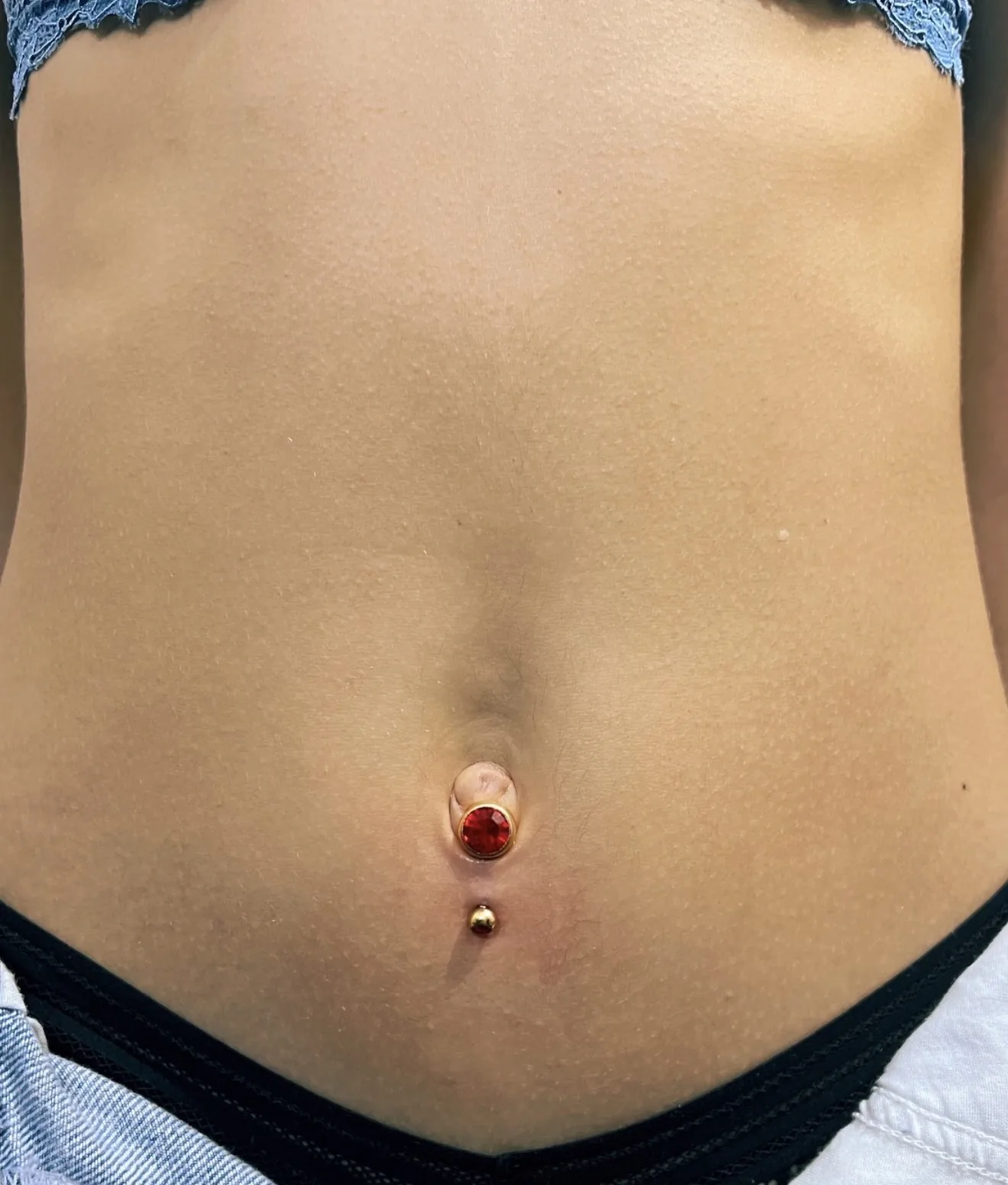 Nombril rubis or rose Piercing nombril rubis or rose Paris – Showtime Tattoo