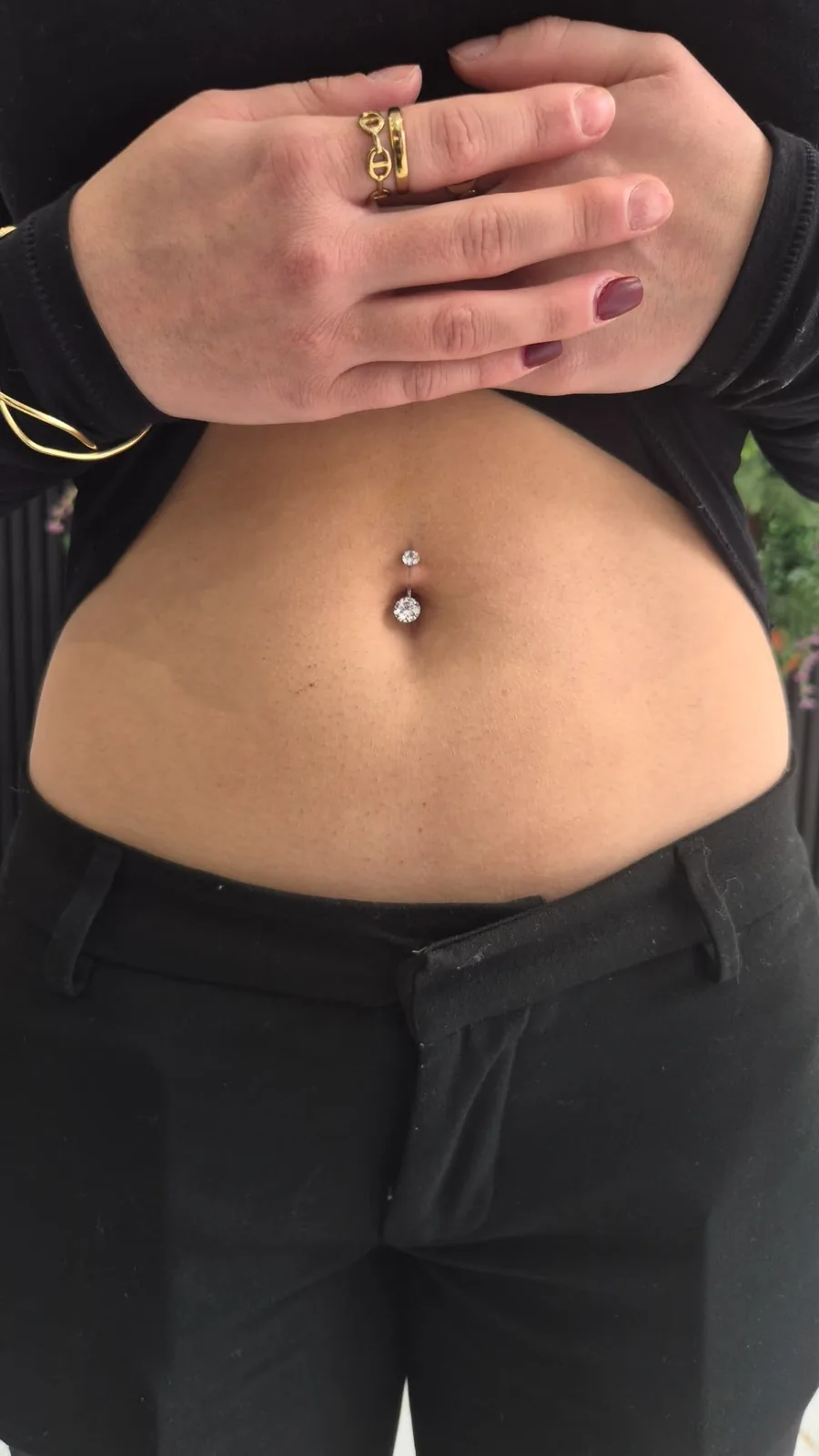Piercing nombril titane professionnel réalisé chez Showtime Tattoo Paris