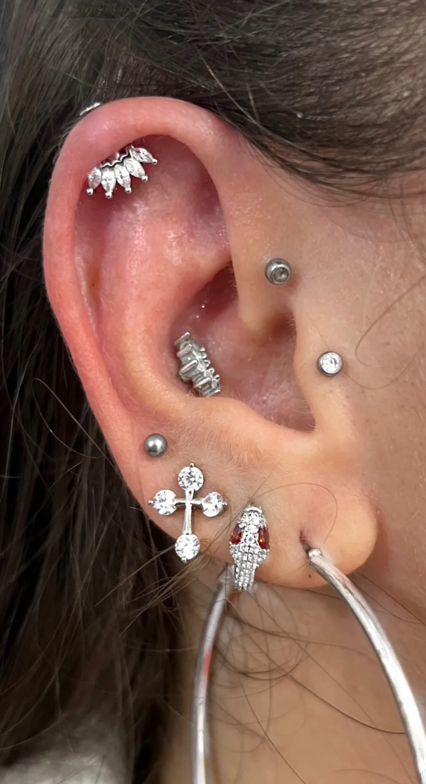 Piercing oreille multiples argent professionnel Showtime Tattoo Paris Châtelet