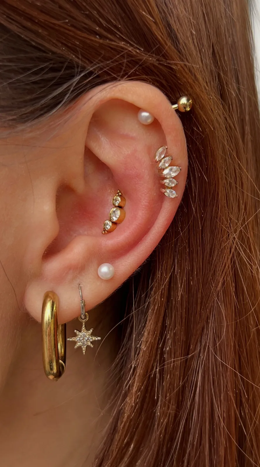 Piercing oreille multiples avec bijoux en or titane professionnel Paris Showtime Tattoo