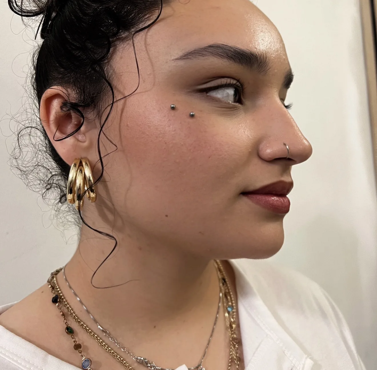 Anti-eyebrow profil femme Surface piercing anti-eyebrow visage femme Paris – Showtime Tattoo