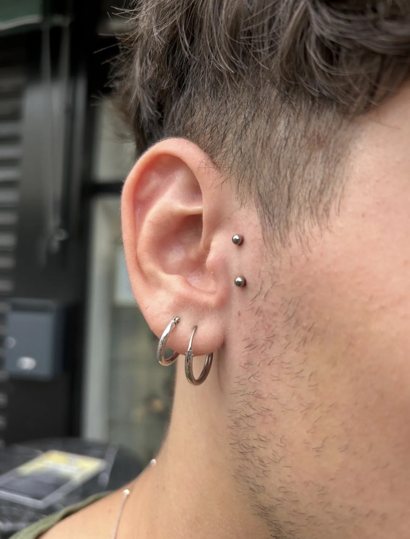 Surface tragus titane homme Surface piercing tragus homme titane Paris – Showtime Tattoo