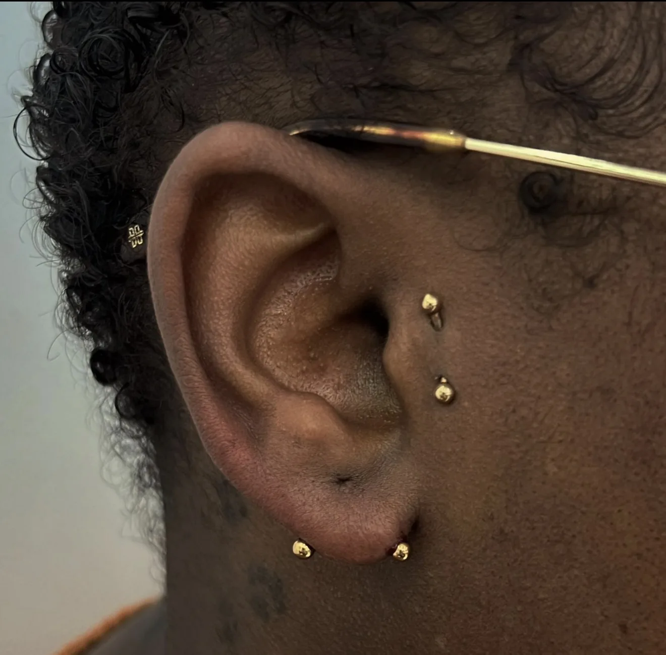 Surface tragus or homme Surface piercing tragus or homme Paris – Showtime Tattoo