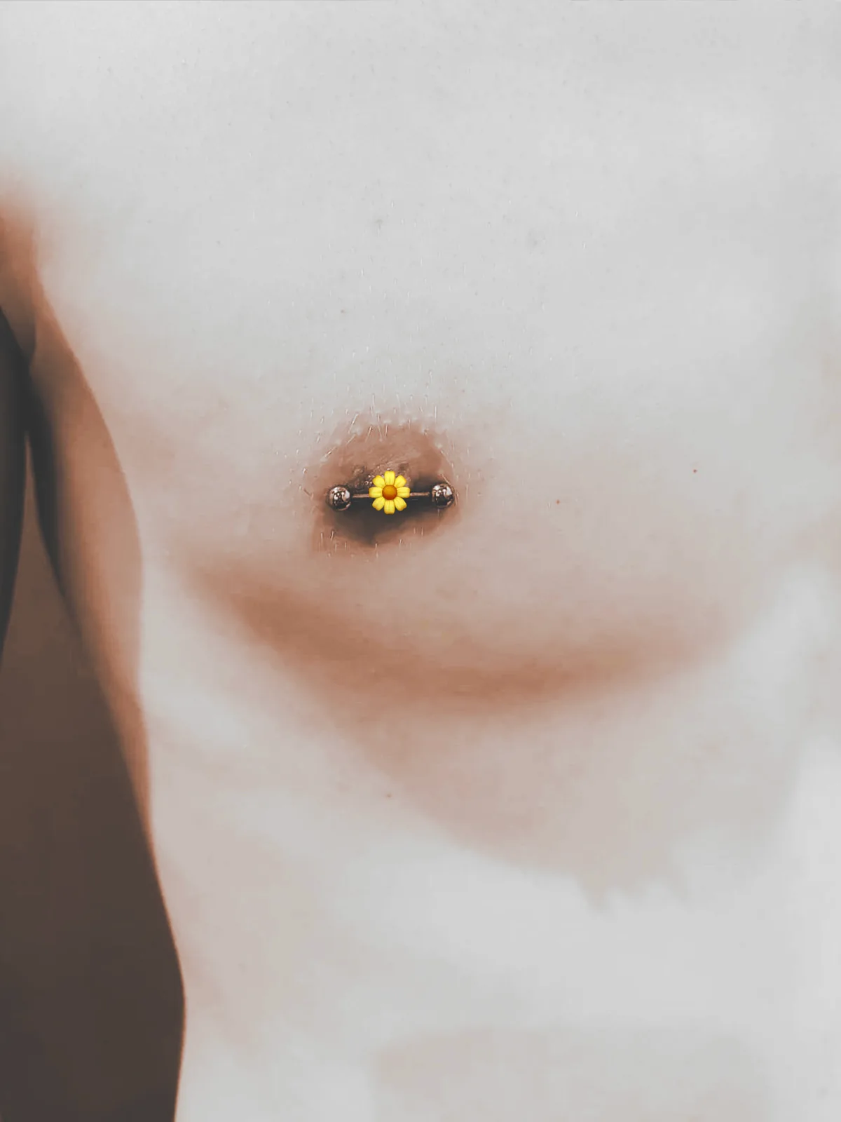 Piercing téton fleur jaune Piercing téton fleur jaune titane Paris – Showtime Tattoo