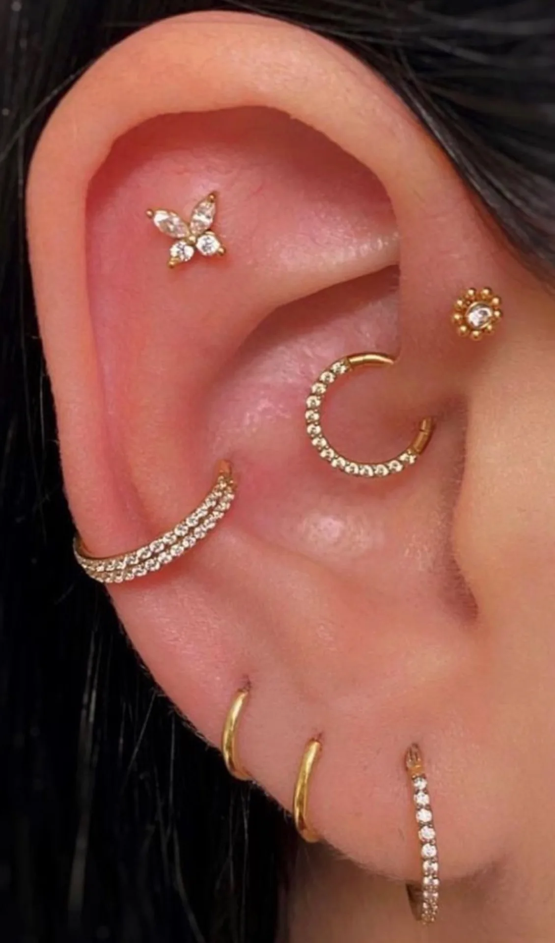 Composition lobe et daith or Piercing lobe composition daith or oreille Paris – Showtime Tattoo