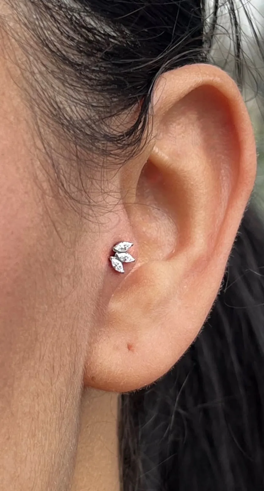 Tragus labret titane Piercing tragus labret titane oreille Paris Showtime Tattoo