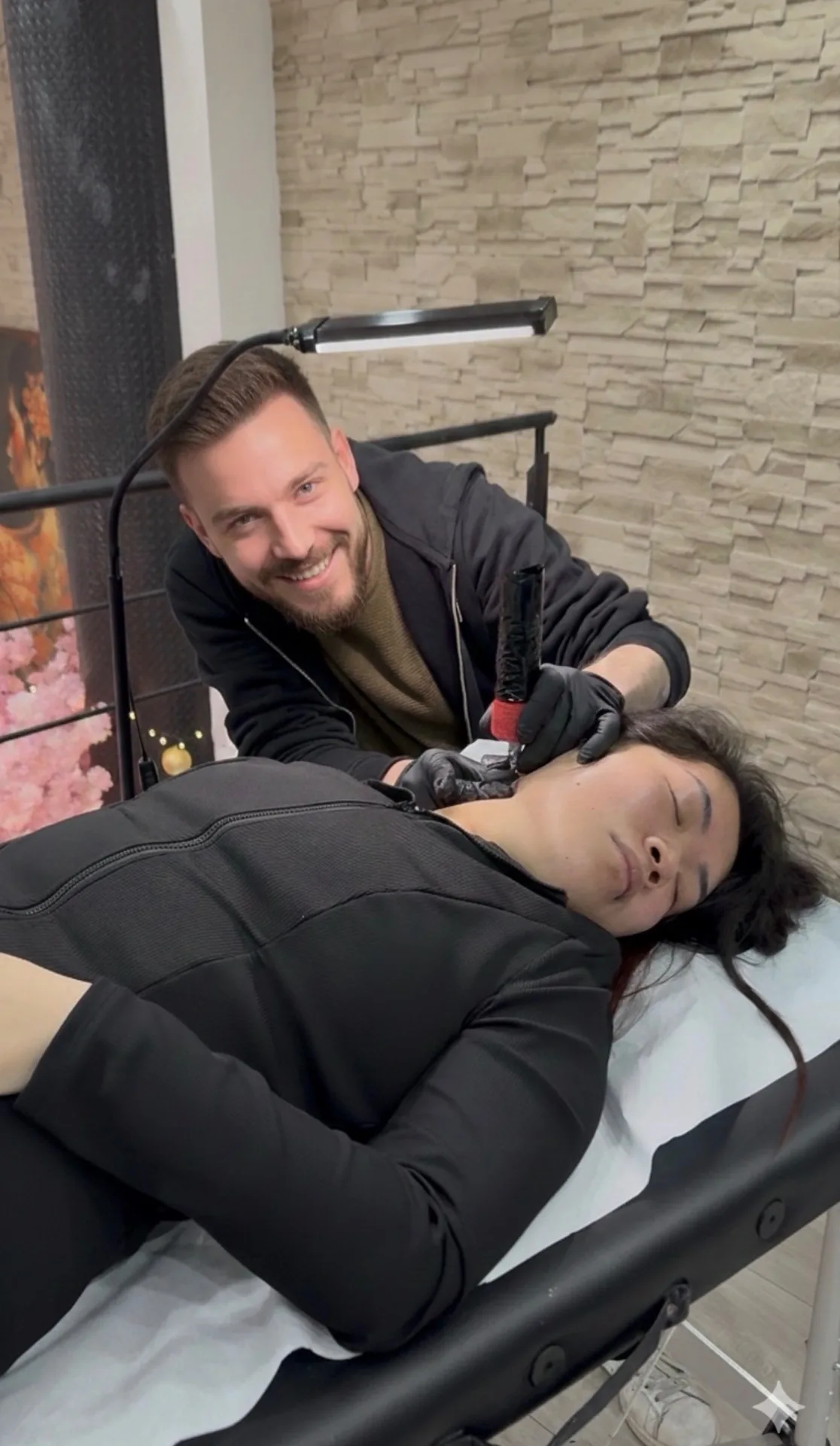 Séance de tatouage professionnel par artiste au studio Showtime Tattoo Paris Châtelet