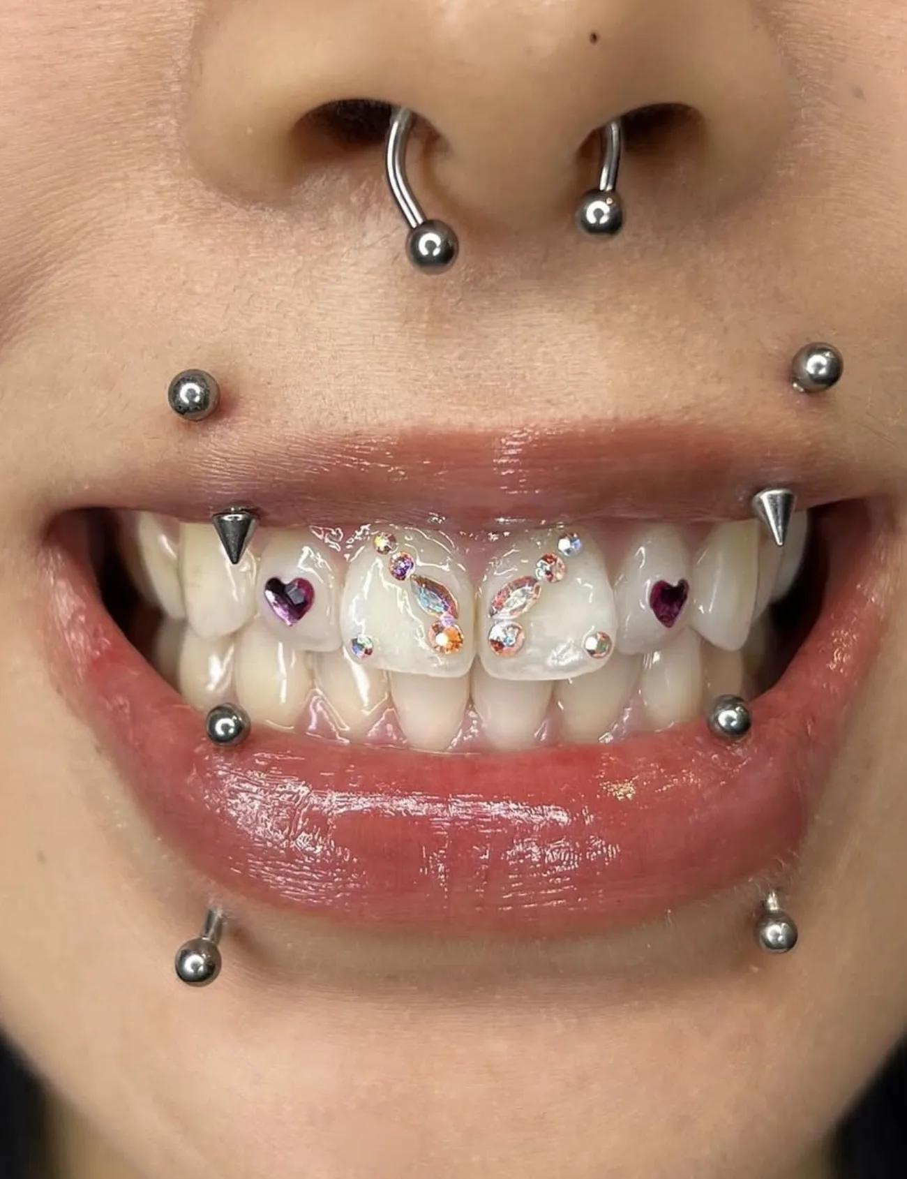 Strass dentaire coeurs colorés Paris Strass dentaire coeurs colorés pose professionnelle Paris Showtime Tattoo Châtelet