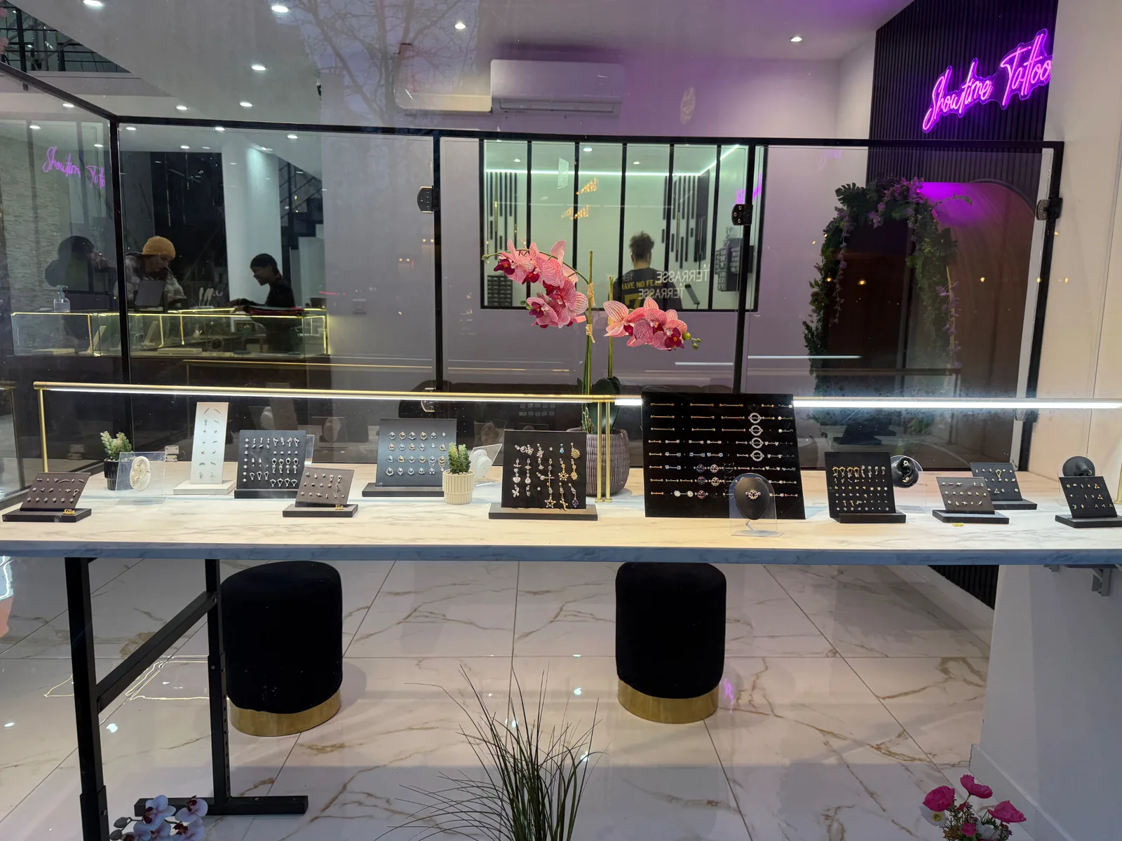 Vitrine bijoux piercing Showtime Tattoo Paris avec collection titane et or