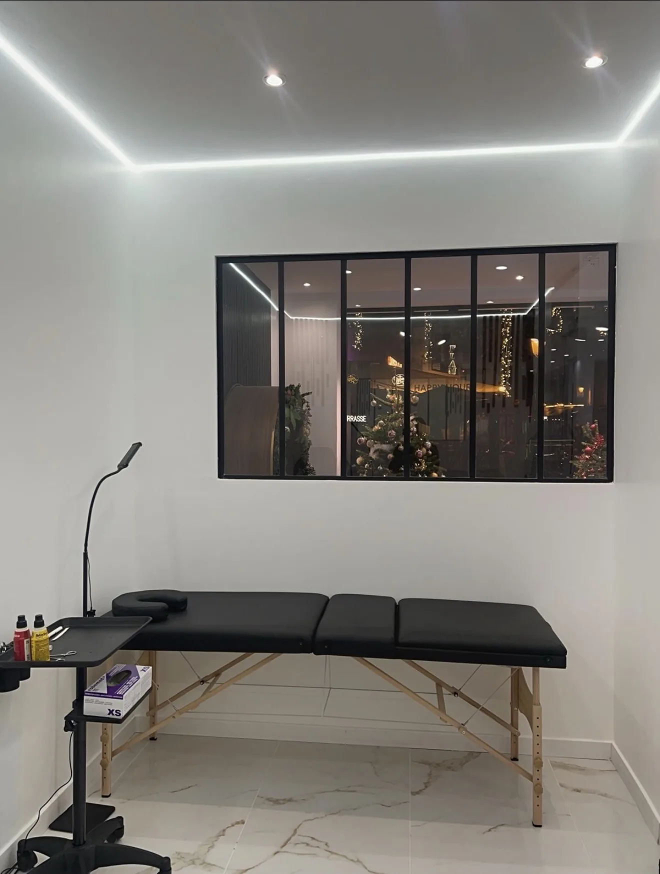 Cabine piercing professionnelle hygiène Showtime Tattoo Paris avec équipement stérile