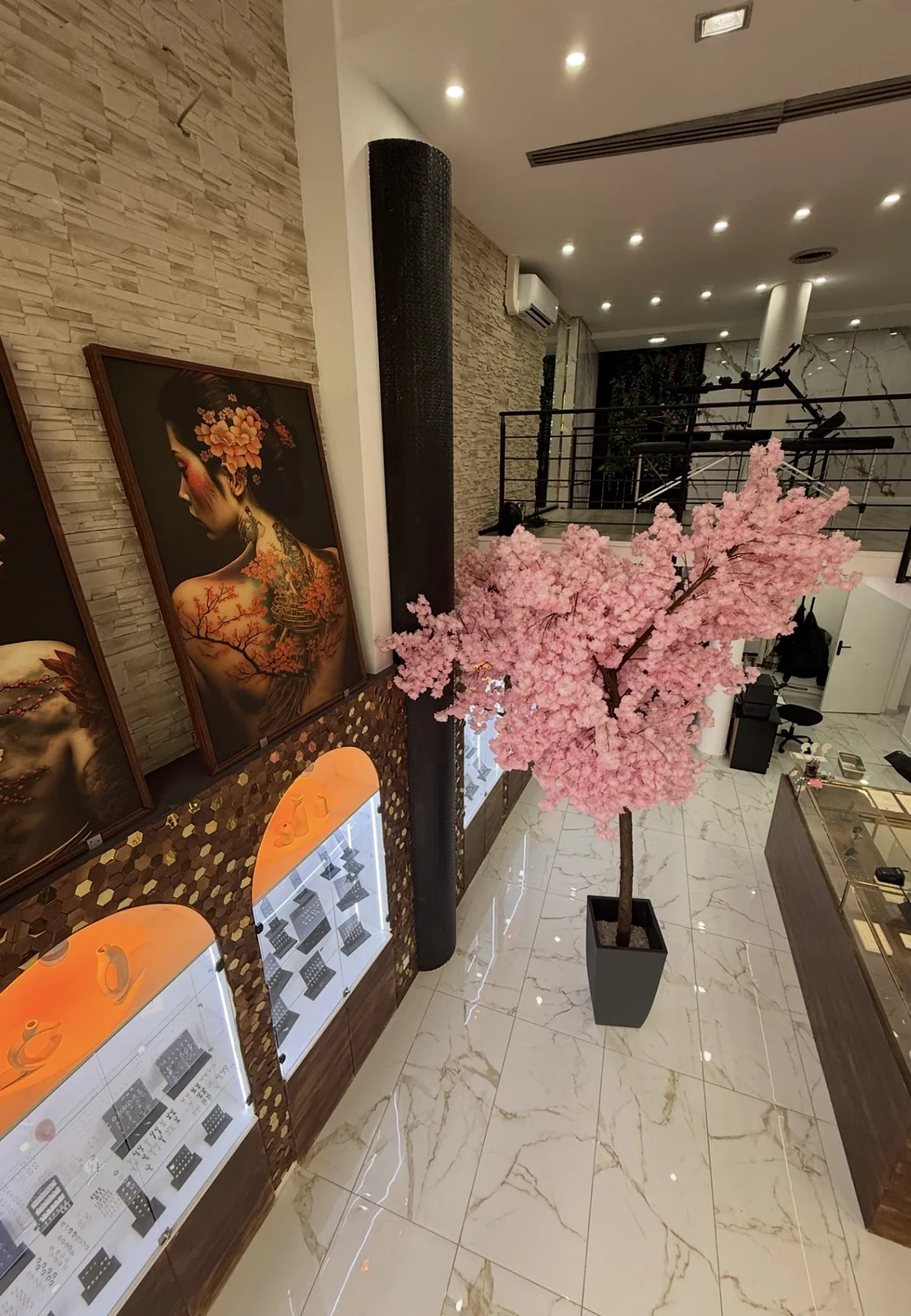 Décoration studio tatouage Showtime Tattoo Paris avec cerisier japonais et tableaux artistiques