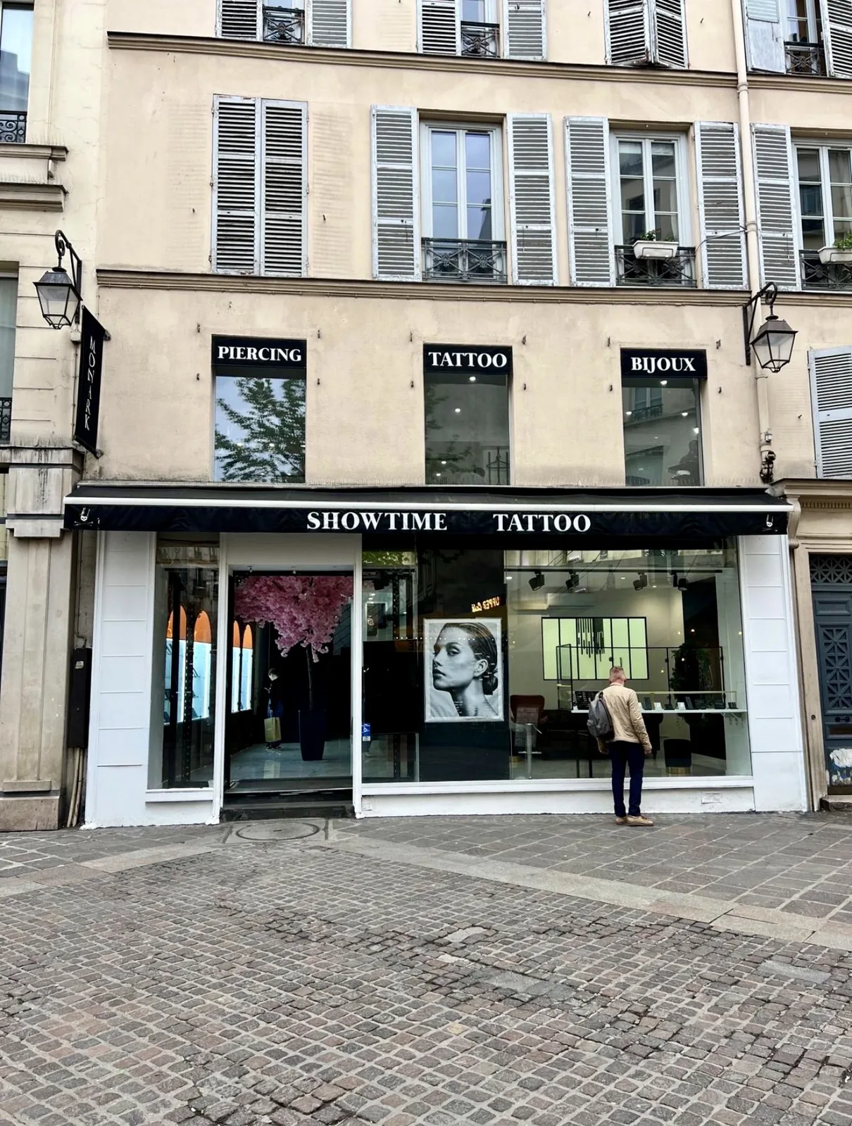 Façade boutique Showtime Tattoo Paris Châtelet piercing tatouage bijoux rue Sainte-Opportune