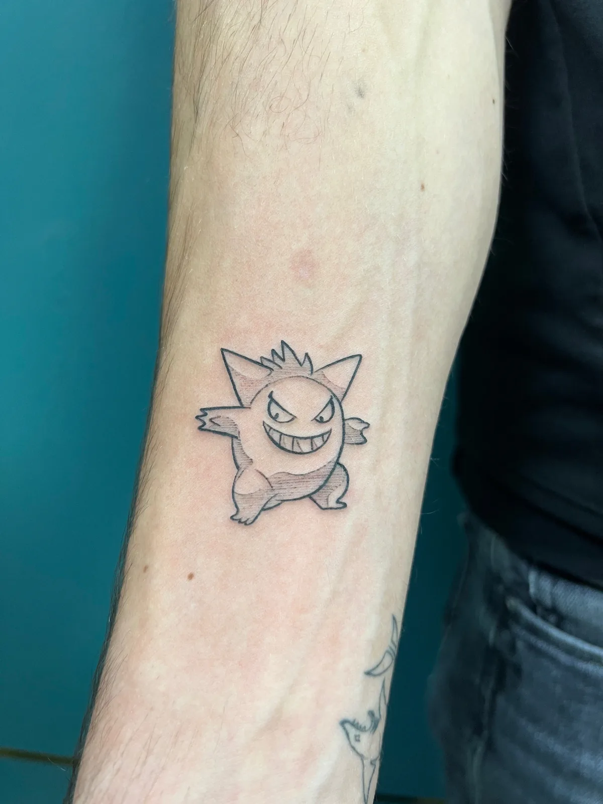 Anime tattoo Gengar Pokémon arm Paris – Showtime Tattoo