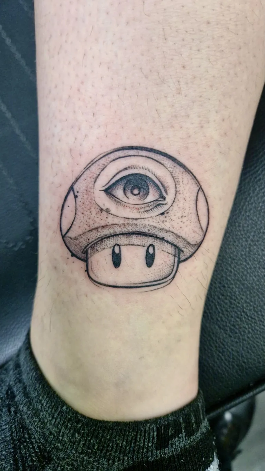 Mario mushroom dotwork ankle tattoo Paris – Showtime Tattoo