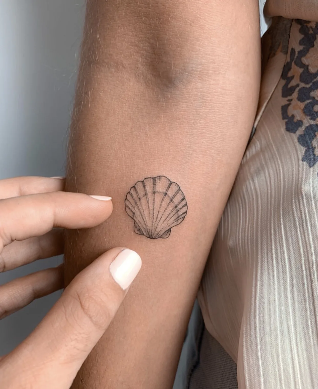 Shell Minimalist shell ankle tattoo Paris – Showtime Tattoo