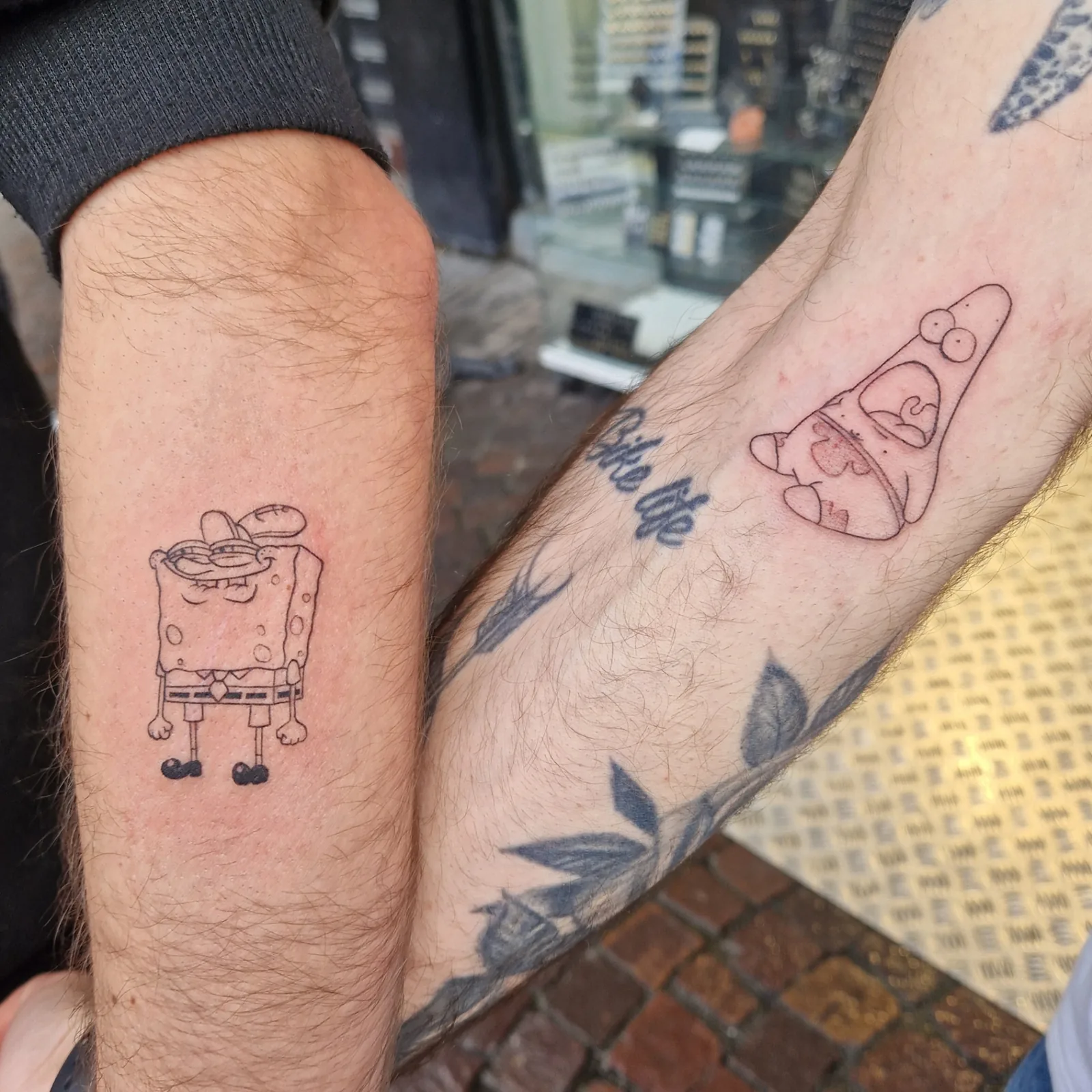 Couple SpongeBob Patrick matching tattoo Paris – Showtime Tattoo