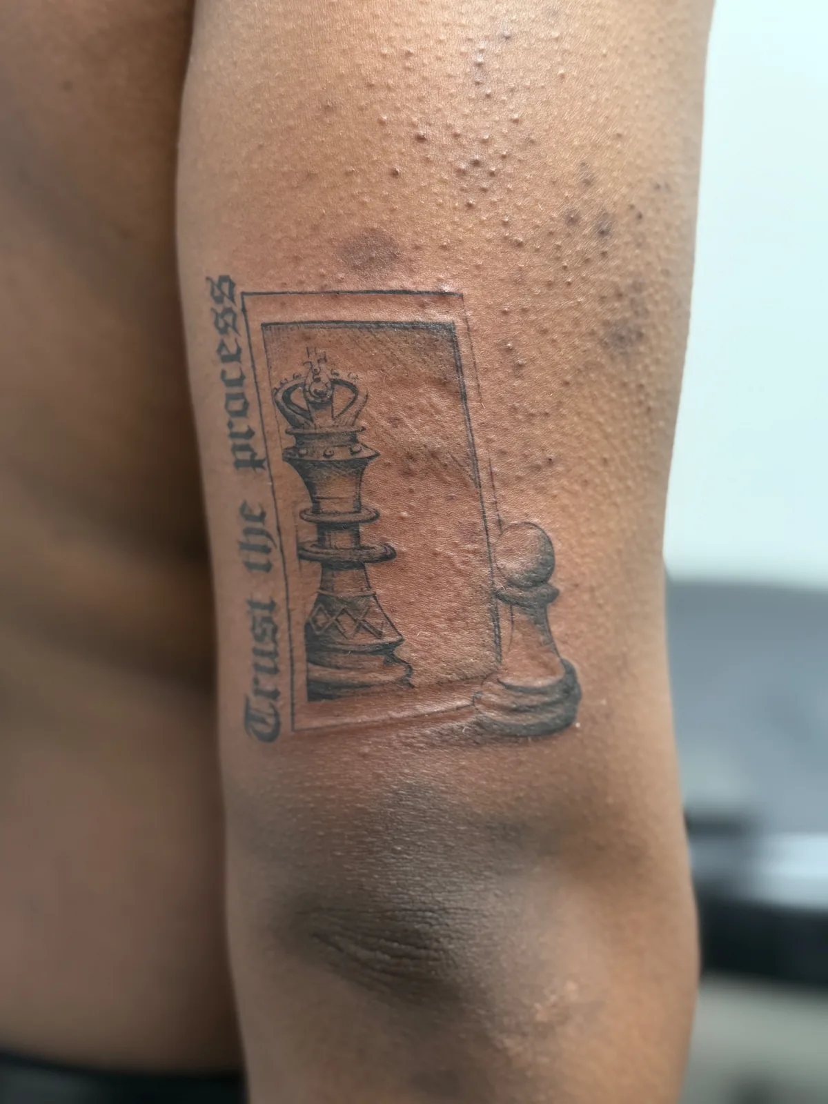 Chess king flash Flash tattoo chess king blackwork Paris – Showtime Tattoo
