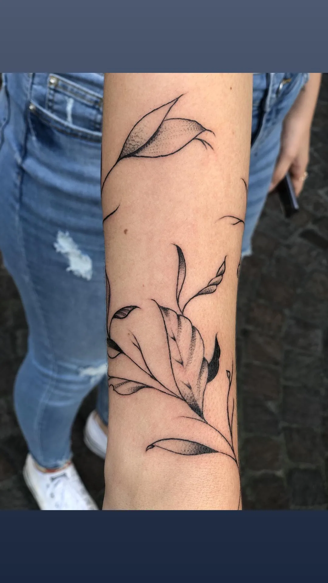 Tatouage fleur lys fineline sur avant-bras réalisé au studio Showtime Tattoo Paris Châtelet